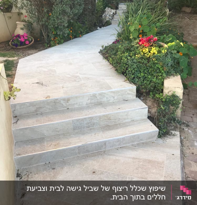 מדרגות אבן חדשות עם שביל מרוצף בגינה